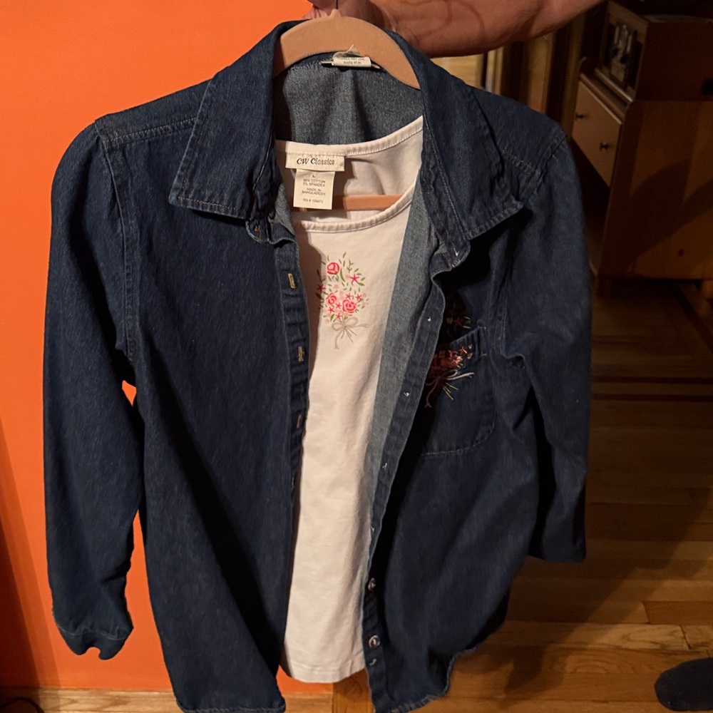CW Classics matching set of sleeveless top & denim jacket shirt. Size large.